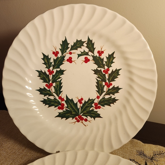 1970s Pottery Holly Berry Christmas Dinner Plates ~ Set of 2 - Picture 3 of 5